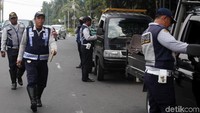 Mobil bak pengangkut barang diperiksa.