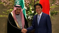 Saat tur Asia pada Maret 2017 lalu, Raja Salman juga sempat ke Jepang dan bertemu PM Shinzo Abe (Foto: REUTERS/Toru Hanai)