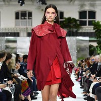 Fashion show Valentino Spring/Summer 2018 di Paris Fashion Week, Prancis, 1 Oktober 2017. [Foto: Pascal Le Segretain/Getty Images]