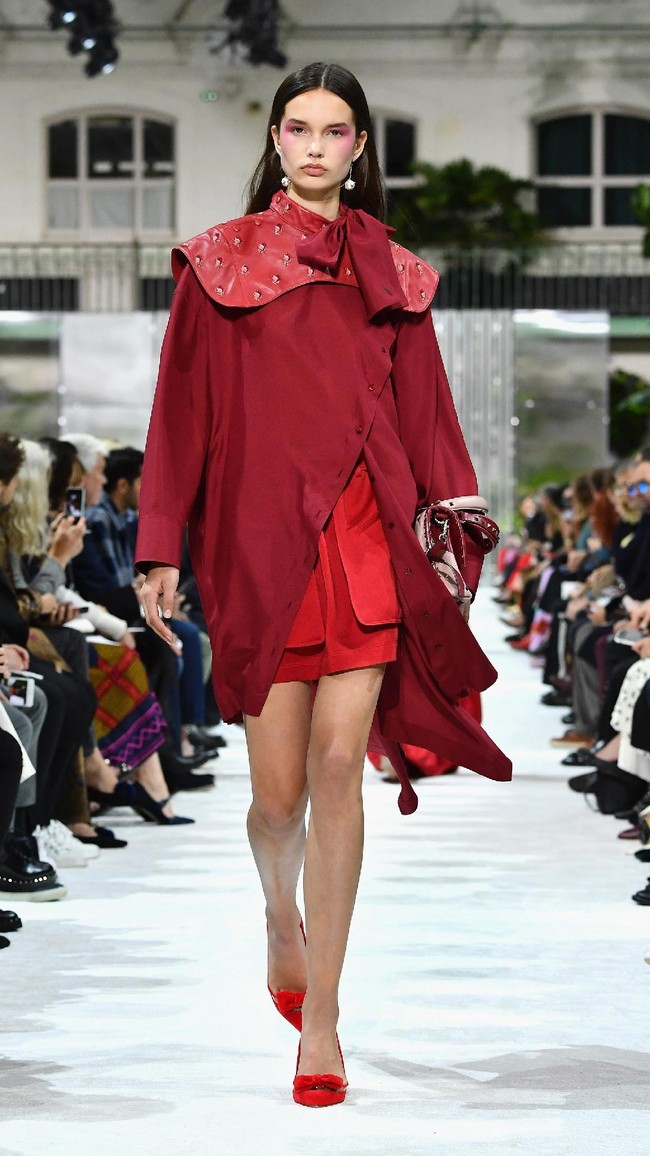Fashion show Valentino Spring/Summer 2018 di Paris Fashion Week, Prancis, 1 Oktober 2017. [Foto: Pascal Le Segretain/Getty Images]