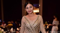 Ariel dalam balutan dress brokat panjang dan terlihat semakin dewasa. Pool/Noel/detikFoto.