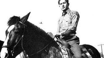 Pria yang menunggang kuda ini tidak sadar ada objek mencurigakan di belakangnya. Foto diambil pada tahun 1945. Foto: Telegraph