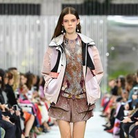 Fashion show Valentino Spring/Summer 2018 di Paris Fashion Week, Prancis, 1 Oktober 2017. [Foto: Pascal Le Segretain/Getty Images]