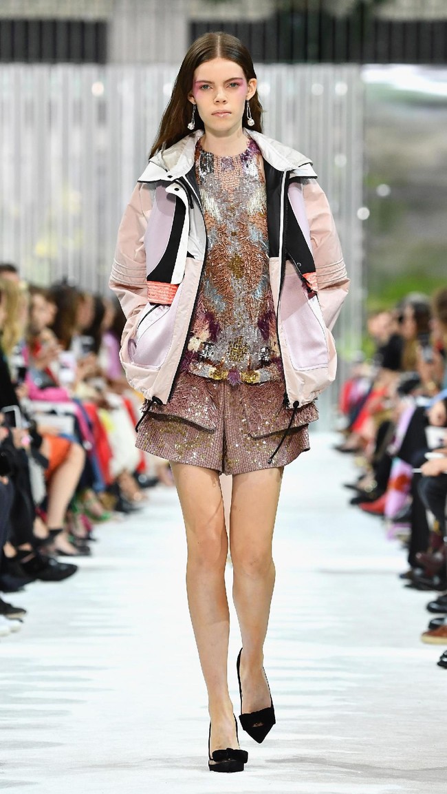 Fashion show Valentino Spring/Summer 2018 di Paris Fashion Week, Prancis, 1 Oktober 2017. [Foto: Pascal Le Segretain/Getty Images]