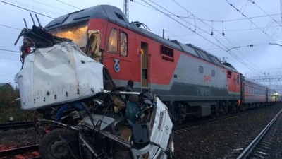 Ringsek Parah, Begini Kondisi Bus yang Ditabrak Kereta di Rusia