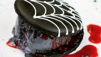 Disney California punya Spider Silk Ice Cream Sandwich. Berupa macaron hitam berbahan charcoal dengan es krim cherry dan topping saus raspberry. Nyamm!