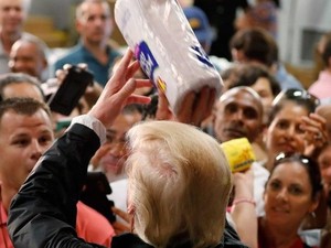 Lempar Tisu WC ke Para Korban Badai Maria, Trump Dikritik