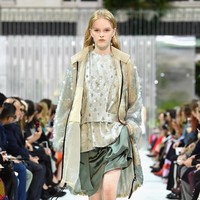 Fashion show Valentino Spring/Summer 2018 di Paris Fashion Week, Prancis, 1 Oktober 2017. [Foto: Pascal Le Segretain/Getty Images]