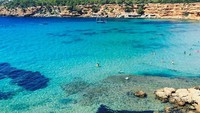 Bukan cuma wisata pantai, di Sa Caleta juga punya restoran dengan pemandangan laut mediterania yang keren. Mau coba? (Instagram/predeledyta)