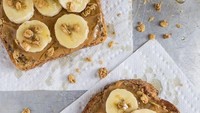 Suka yang manis? Olesi roti dengan selai kacang beri irisan pisang dan taburi dengan granola. Manis dan gurih dalam satu kunyahan.Foto: Istimewa/Pinterest