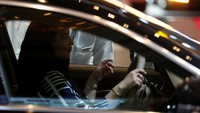 Sayangnya, keputusan tersebut disambut negatif oleh warganya sendiri khususnya kaum pria konservatif (Reuters/Faisal Al Nasser)