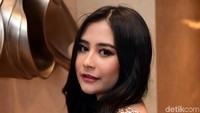 Prilly Latuconsina merupakan aktris cantik yang mudah membuat jatuh hati. Apalagi tatapan matanya yang tajam, bikin luluh.  (Foto: Noel/detikHOT)