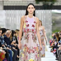 Fashion show Valentino Spring/Summer 2018 di Paris Fashion Week, Prancis, 1 Oktober 2017. [Foto: Pascal Le Segretain/Getty Images]