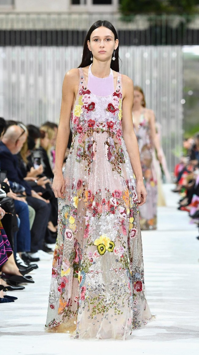 Fashion show Valentino Spring/Summer 2018 di Paris Fashion Week, Prancis, 1 Oktober 2017. [Foto: Pascal Le Segretain/Getty Images]