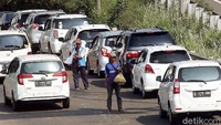 Inilah pemandangan para pedagang asongan memanfaatkan kondisi macet dengan menjajakan barang dagangannya di ruas tol JORR Jakarta, Jumat (06/10/2017).