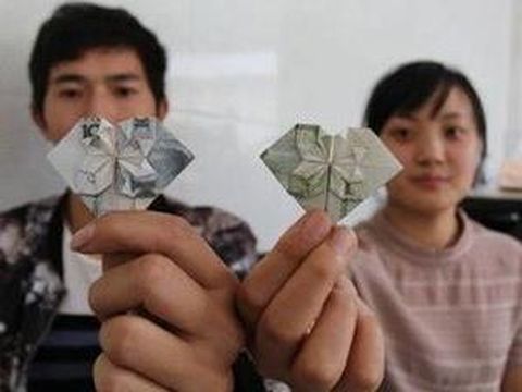 Romantis dan Unik, Pria Ini Belikan Istrinya Mobil Pakai Uang Berbentuk Hati