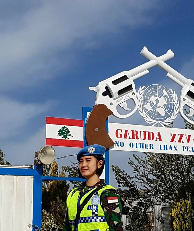 Estarina Aritonang berseragam lengkap dengan baju tentara loreng dan topi TNI. Foto: Dok. Facebook Estarina Aritonang