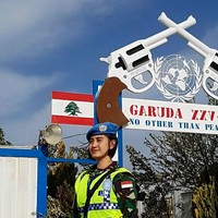 Estarina Aritonang berseragam lengkap dengan baju tentara loreng dan topi TNI. Foto: Dok. Facebook Estarina Aritonang