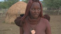 Suku Himba bisa dibilang unik karena cara mereka dalam bersolek. Mereka punya lotion sendiri yang membuat kulit mereka terlihat merah (CNN Travel)