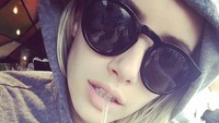 Emma Roberts juga mengaku tergila-gila dengan kopi. Beberapa kali ia tertangkap tangan sedang menyeruput minuman yang ternyata dalam sebuah penelitian dinyatakan bisa menghambat kerusakan pada DNA, sehingga terhindar dari melanoma. (Foto: Instagram @emmaroberts)