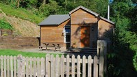 Beberapa tahun belakangan, Sawmills tak hanya sebagai studio rekaman tapi juga terbuka buat traveler yang mau menginap. Pilihannya ada rumah utama dengan 7 kamar tidur tersedia, atau di lodge yang lebih private (Sawmills)
