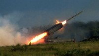 Penampakan TOS 1A saat memuntahkan misil/Foto: AFP