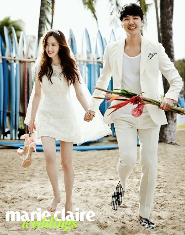 Konsep yang kasual tapi tetap romantis bisa ditiru dari foto pre-wedding aktor Yoon Sang Hyun dan penyanyi Maybee. Berbalut gaun putih pendek dipadu veil, Maybee tampil cantik dan feminin. Sementara Sang Hyun tampil elegan dengan setelan jas dipadu kaus putih. Foto: ist
