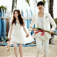Konsep yang kasual tapi tetap romantis bisa ditiru dari foto pre-wedding aktor Yoon Sang Hyun dan penyanyi Maybee. Berbalut gaun putih pendek dipadu veil, Maybee tampil cantik dan feminin. Sementara Sang Hyun tampil elegan dengan setelan jas dipadu kaus putih. Foto: ist