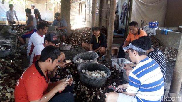 Proses pembuatan singkong keju D-9 di Jalan Argo Wiyoto I Nomor 8A, Kelurahan Ledok, Kecamatan Argomulyo, Kota Salatiga.