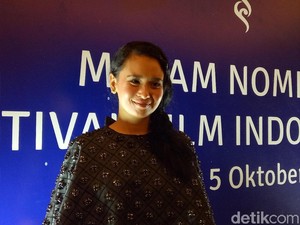 Main Film Laut Bercerita, Ayushita Rela Tak Dibayar