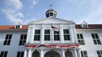 Bendera merah putih berkibar di depan museum.