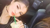 Selena Gomez sering mengunggah fotonya dengan segelas kopi. Seperti yang satu ini dengan keterangan foto kopi. KOPI. - aku, setiap hari. Hmm meski kamu penyukai kopi, ingat ya menurut penelitian kopi maksimal diminum 1-2 cangkir per hari. (Foto: Instagram @selenagomez)