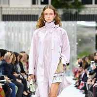 Fashion show Valentino Spring/Summer 2018 di Paris Fashion Week, Prancis, 1 Oktober 2017. [Foto: Pascal Le Segretain/Getty Images]