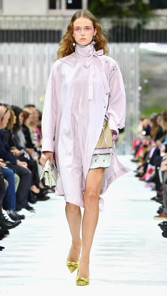 Fashion show Valentino Spring/Summer 2018 di Paris Fashion Week, Prancis, 1 Oktober 2017. [Foto: Pascal Le Segretain/Getty Images]
