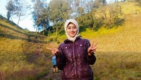 Untuk pelengkap, tentu ada aksesoris yang bisa dibawa. Seperti topi, slayer, hingga buff. Menurut Chika, buff kebanyakan dikenakan pendaki yang tidak berhijab, tapi buat yang berhijab juga tetap bisa memakainya (Dok. Siska Kusmayanti/Instagram)