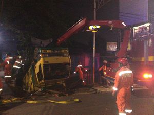 Petugas Damkar Bantu Evakuasi Truk Terguling di Jagakarsa Jaksel