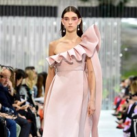 Fashion show Valentino Spring/Summer 2018 di Paris Fashion Week, Prancis, 1 Oktober 2017. [Foto: Pascal Le Segretain/Getty Images]