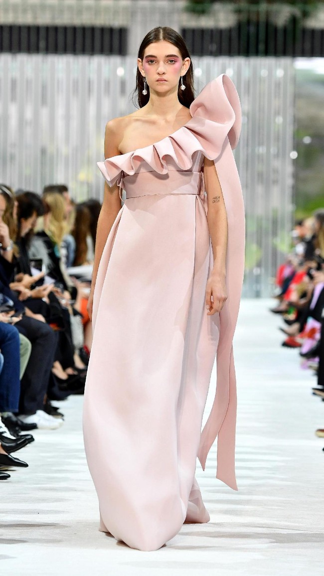Fashion show Valentino Spring/Summer 2018 di Paris Fashion Week, Prancis, 1 Oktober 2017. [Foto: Pascal Le Segretain/Getty Images]