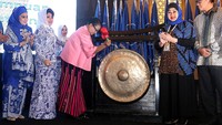 Yohana Yembise memukul gong tanda dimulainya Rakernas Ikatan Wanita Pengusaha Indonesia (IWAPI), Jumat (6/10/2017). (IWAPI)
