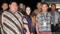 Bupati Kutai Kartanegara (Kukar) Rita Widyasari keluar dari gedung KPK, Jalan Kuningan Persada, Jakarta Selatan, Jumat (6/10/2017) sekitar pukul 20.50 WIB.