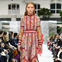 Fashion show Valentino Spring/Summer 2018 di Paris Fashion Week, Prancis, 1 Oktober 2017. [Foto: Pascal Le Segretain/Getty Images]