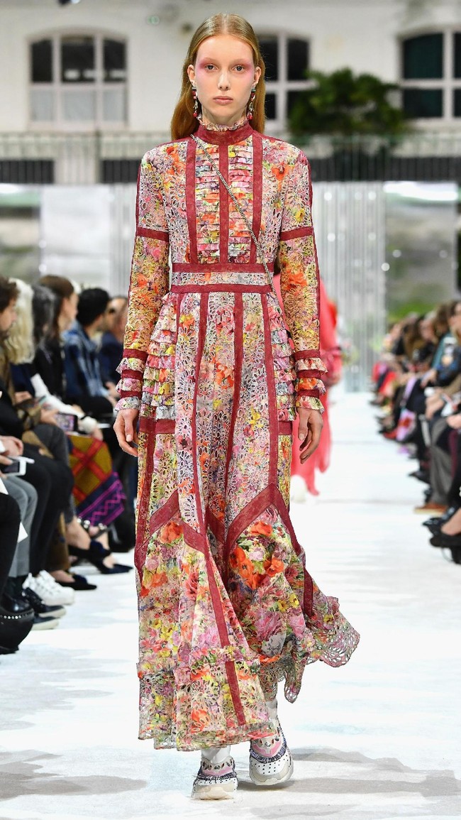 Fashion show Valentino Spring/Summer 2018 di Paris Fashion Week, Prancis, 1 Oktober 2017. [Foto: Pascal Le Segretain/Getty Images]
