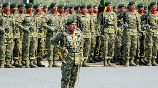 Pangkostrad Letjen TNI Edy Rahmayadi menjadi komandan upacara pada upacara peringatan HUT TNI. Edy bahkan harus naik motor untuk sampai ke lokasi acara.
