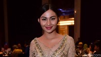 Senyum manisnya kala berpose di depan kamera. Pool/Noel/detikFoto.