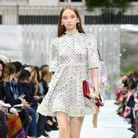 Fashion show Valentino Spring/Summer 2018 di Paris Fashion Week, Prancis, 1 Oktober 2017. [Foto: Pascal Le Segretain/Getty Images]