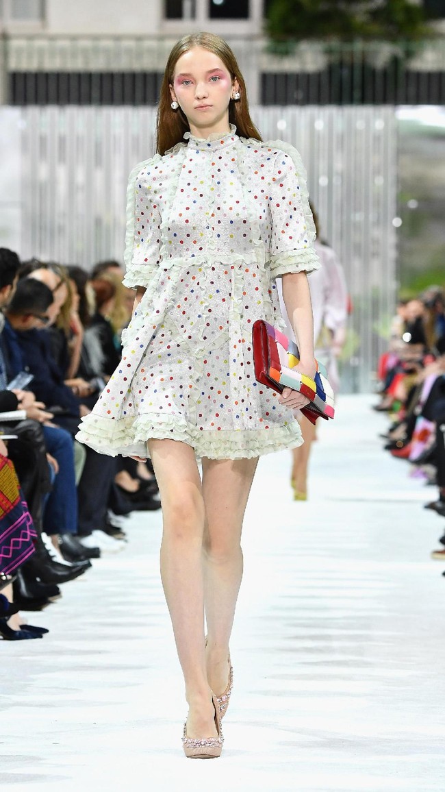 Fashion show Valentino Spring/Summer 2018 di Paris Fashion Week, Prancis, 1 Oktober 2017. [Foto: Pascal Le Segretain/Getty Images]