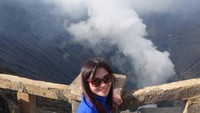 Puspa Dewi juga gemar traveling ke dalam negeri. Lihat saja, ia pernah ke Gunung Bromo dan Pantai Losari, serta beberapa destinasi dalam negeri lainnya (Instagram/@puspsdewihc)