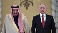 Kesepakatan kedua negara terjadi karena adanya jaminan dari Rusia untuk mentransfer teknologi dan membantu pembangunan industri militer Saudi tanpa batas waktu. Kesepakatan-kesepakatan tersebut diteken selama kunjungan Raja Salman ke Moskow. (Foto: REUTERS/Yuri Kadobnov/Pool)