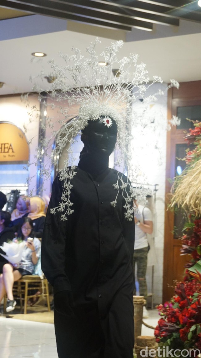 “Di tahun ketiga ini, saya ingin menggali kehidupan lebih dalam lagi. Saya melihat, ada hitam dan putih dalam hidup ini. Meski berbeda, keduanya saling melengkapi,” terang Rinaldy tentang inspirasinya. Foto: Dok. Daniel Ngantung/Wolipop