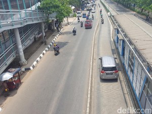 Pengendara Kembali Gotong Royong Angkat Motor di Busway Manggarai